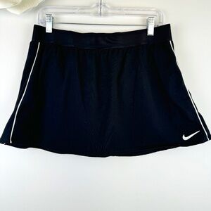 NIKE Black And White Stripes Slim Fit Dry Fit Skort Athleisure / Size XL